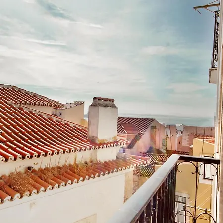 Tejo View At Alfama Stairs With Terrace Апартаменти